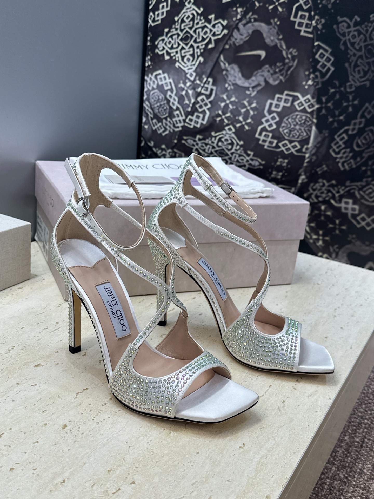 周仰杰Jimmy Choo 2026春夏新款水钻幻彩果冻色交叉带女鞋 吉米周JC字母logo 高跟鱼嘴露趾中空凉鞋 材质