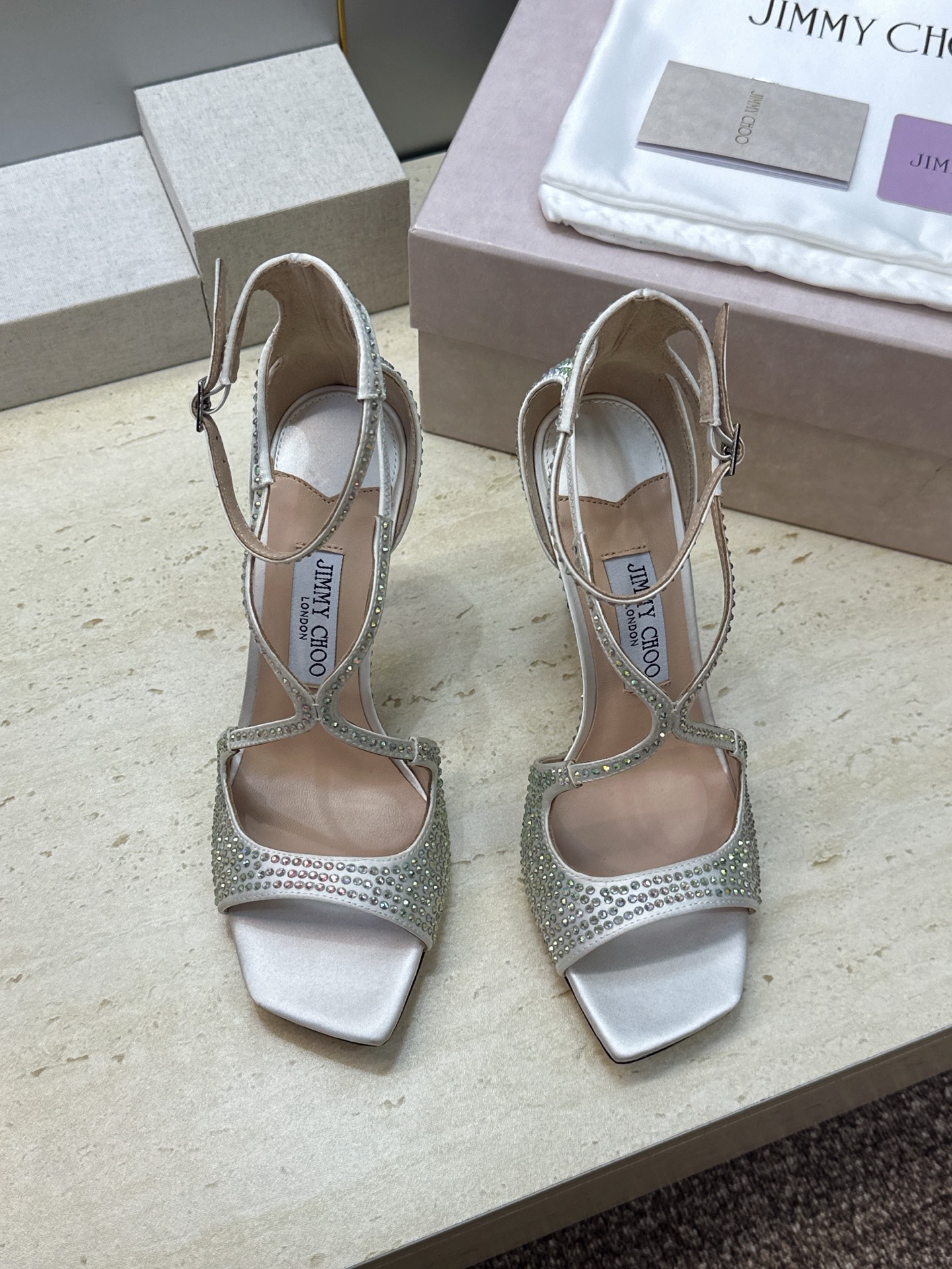周仰杰Jimmy Choo 2026春夏新款水钻幻彩果冻色交叉带女鞋 吉米周JC字母logo 高跟鱼嘴露趾中空凉鞋 材质 周仰杰Jimmy Choo 2026春夏新款水钻幻彩果冻色交叉带女鞋 吉米周JC字母logo 高跟鱼嘴露趾中空凉鞋 材质