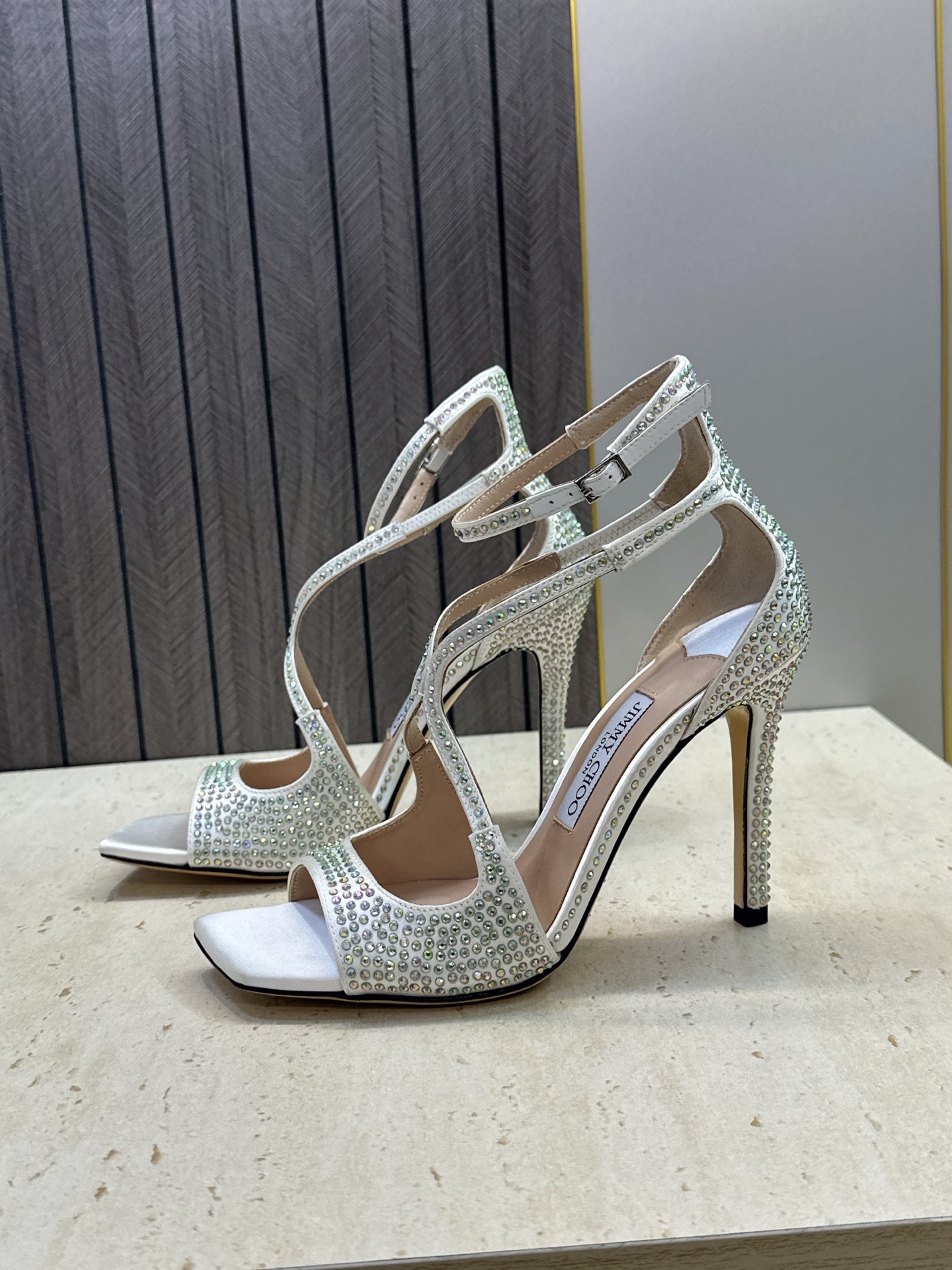 周仰杰Jimmy Choo 2026春夏新款水钻幻彩果冻色交叉带女鞋 吉米周JC字母logo 高跟鱼嘴露趾中空凉鞋 材质 周仰杰Jimmy Choo 2026春夏新款水钻幻彩果冻色交叉带女鞋 吉米周JC字母logo 高跟鱼嘴露趾中空凉鞋 材质