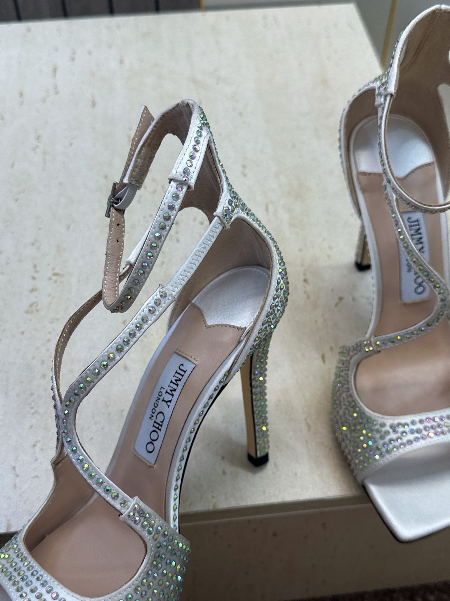 周仰杰Jimmy Choo 2026春夏新款水钻幻彩果冻色交叉带女鞋 吉米周JC字母logo 高跟鱼嘴露趾中空凉鞋 材质 周仰杰Jimmy Choo 2026春夏新款水钻幻彩果冻色交叉带女鞋 吉米周JC字母logo 高跟鱼嘴露趾中空凉鞋 材质