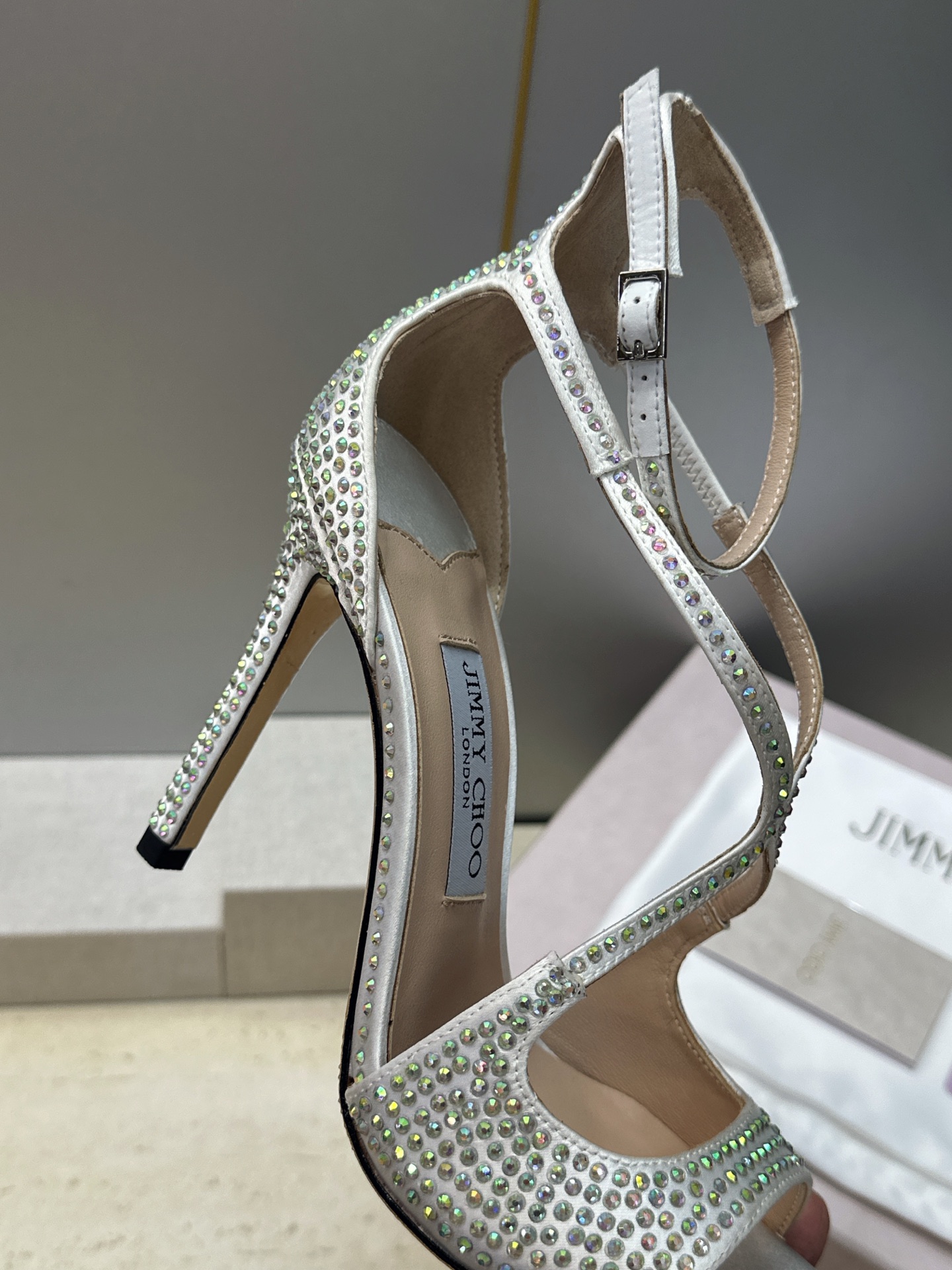 周仰杰Jimmy Choo 2026春夏新款水钻幻彩果冻色交叉带女鞋 吉米周JC字母logo 高跟鱼嘴露趾中空凉鞋 材质 周仰杰Jimmy Choo 2026春夏新款水钻幻彩果冻色交叉带女鞋 吉米周JC字母logo 高跟鱼嘴露趾中空凉鞋 材质
