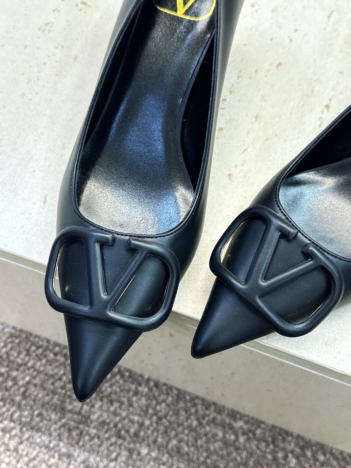 (配全套飞机盒) 顶级版 Valentino 春夏经典款时尚气质女鞋 华伦天奴字母logo五金扣低跟尖头单鞋 材质:鞋面 (配全套飞机盒) 顶级版 Valentino 春夏经典款时尚气质女鞋 华伦天奴字母logo五金扣低跟尖头单鞋 材质:鞋面