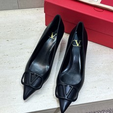 (配全套飞机盒) 顶级版 Valentino 春夏经典款时尚气质女鞋 华伦天奴字母logo五金扣低跟尖头单鞋 材质:鞋面 (配全套飞机盒) 顶级版 Valentino 春夏经典款时尚气质女鞋 华伦天奴字母logo五金扣低跟尖头单鞋 材质:鞋面