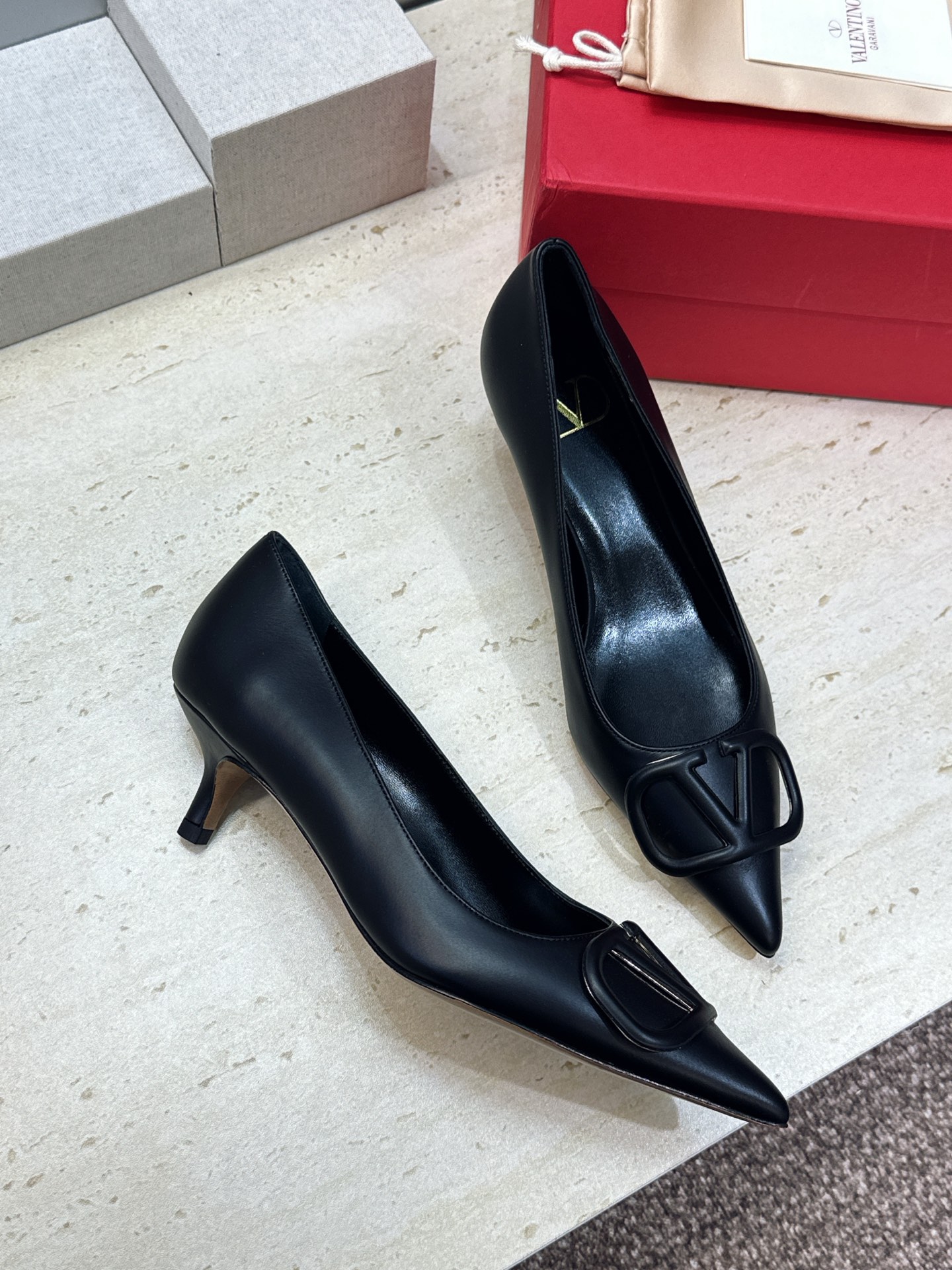 (配全套飞机盒) 顶级版 Valentino 春夏经典款时尚气质女鞋 华伦天奴字母logo五金扣低跟尖头单鞋 材质:鞋面 (配全套飞机盒) 顶级版 Valentino 春夏经典款时尚气质女鞋 华伦天奴字母logo五金扣低跟尖头单鞋 材质:鞋面