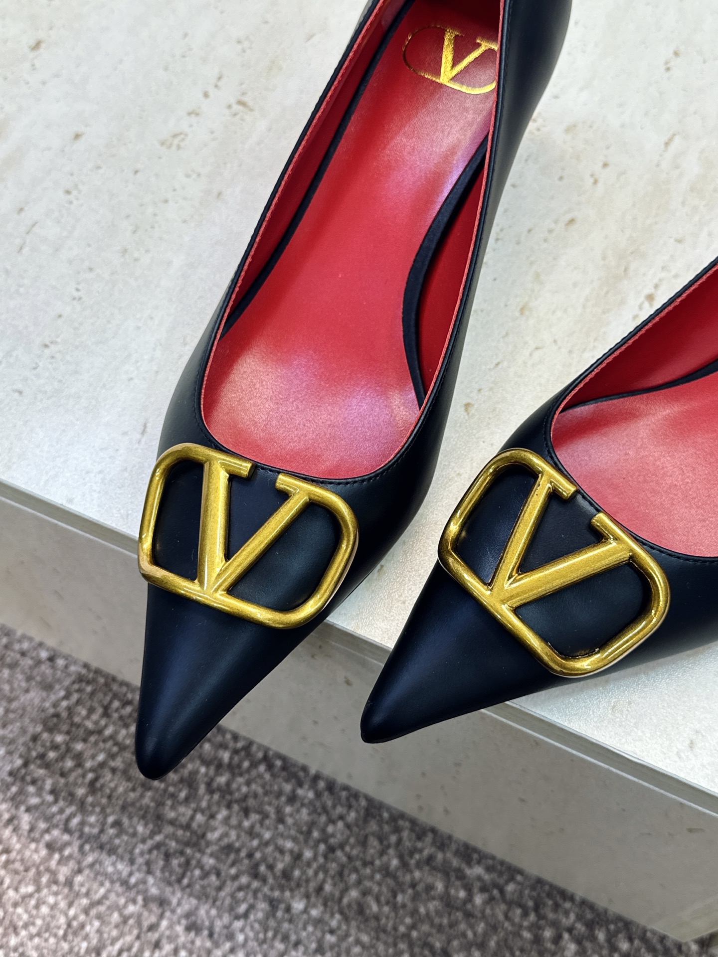 (配全套飞机盒) 顶级版 Valentino 春夏经典款时尚气质女鞋 华伦天奴字母logo五金扣低跟尖头单鞋 材质:鞋面 (配全套飞机盒) 顶级版 Valentino 春夏经典款时尚气质女鞋 华伦天奴字母logo五金扣低跟尖头单鞋 材质:鞋面