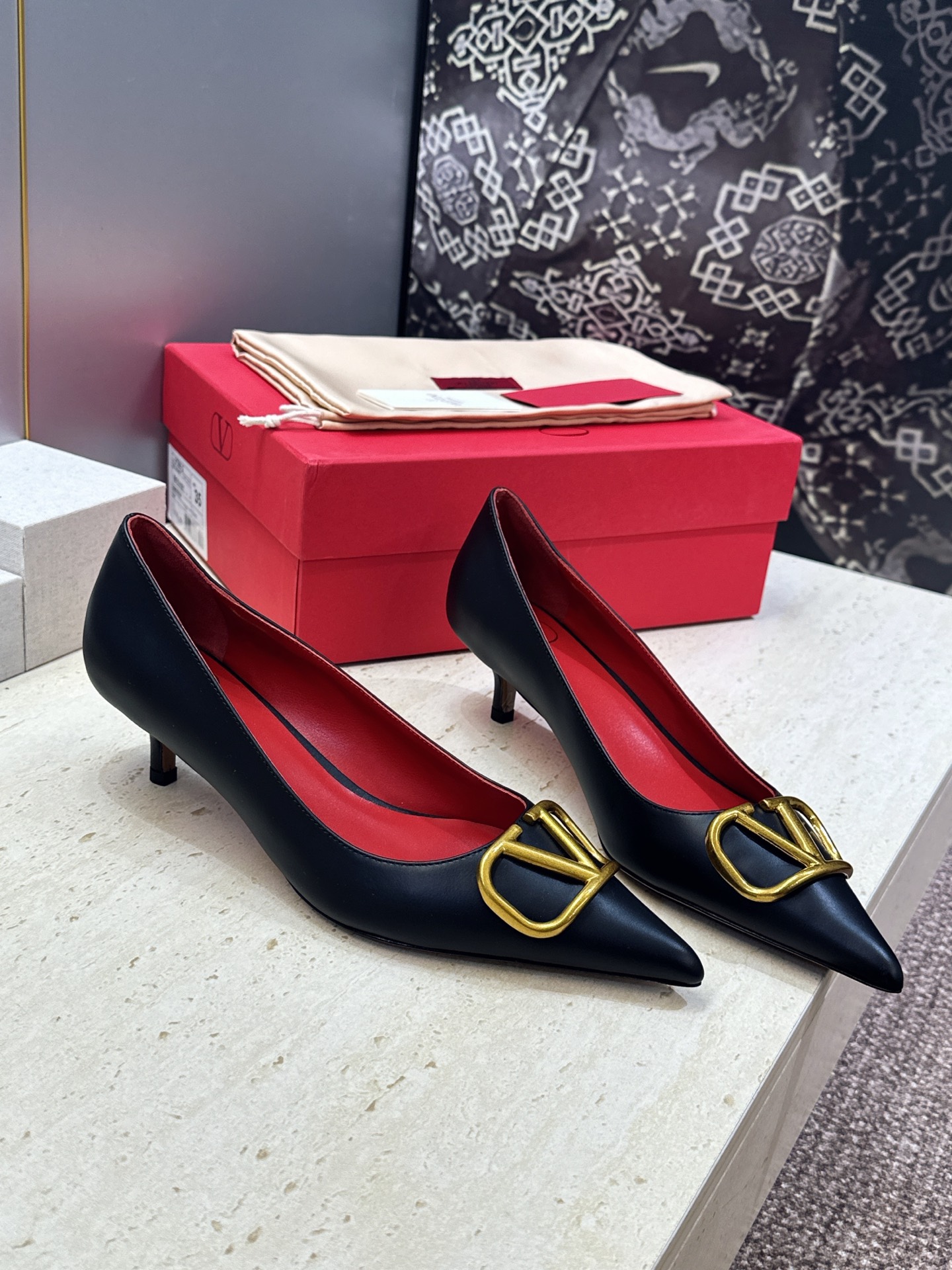 (配全套飞机盒) 顶级版 Valentino 春夏经典款时尚气质女鞋 华伦天奴字母logo五金扣低跟尖头单鞋 材质：鞋面