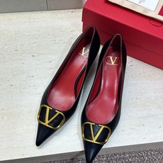 (配全套飞机盒) 顶级版 Valentino 春夏经典款时尚气质女鞋 华伦天奴字母logo五金扣低跟尖头单鞋 材质:鞋面 (配全套飞机盒) 顶级版 Valentino 春夏经典款时尚气质女鞋 华伦天奴字母logo五金扣低跟尖头单鞋 材质:鞋面