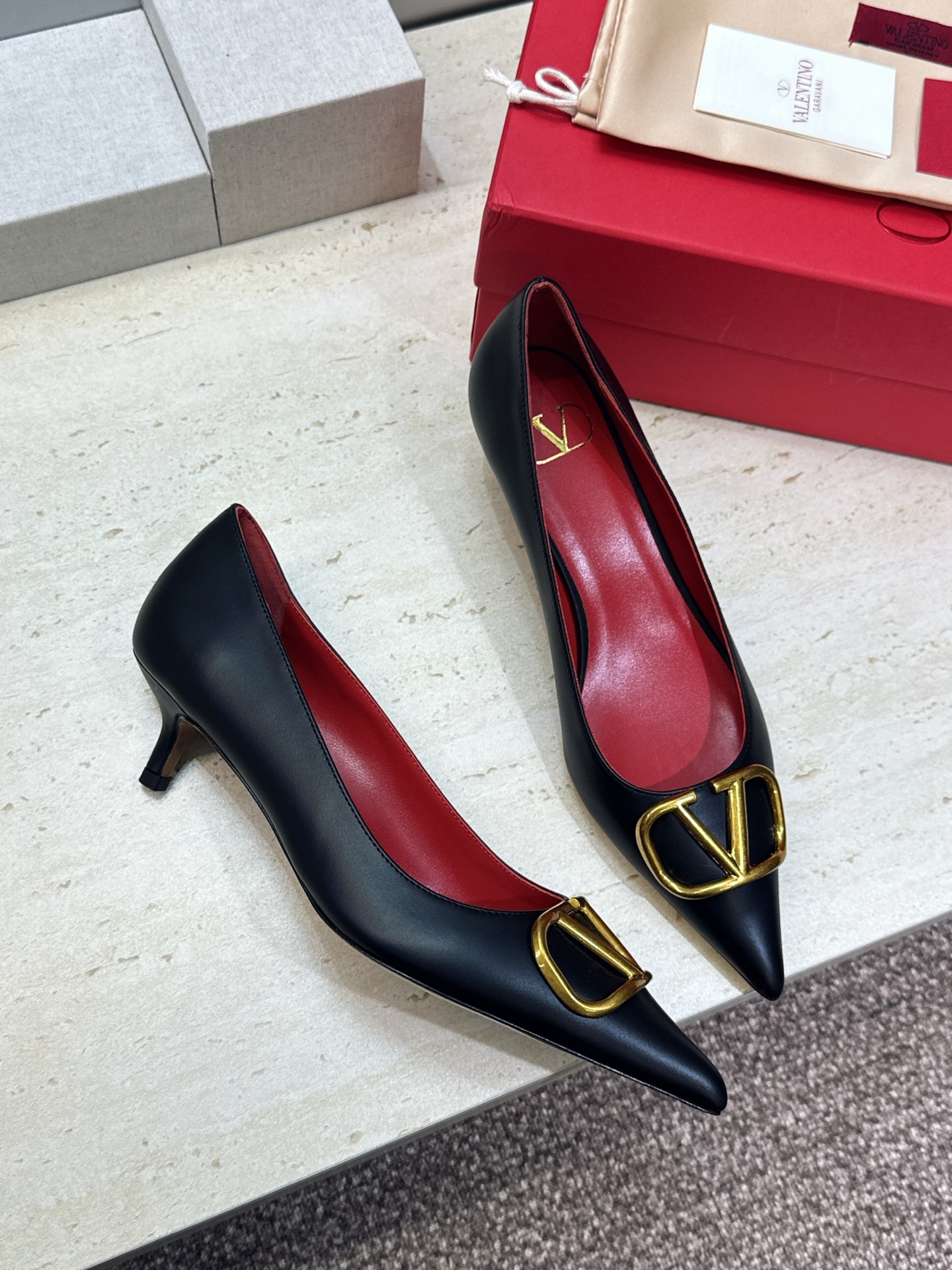 (配全套飞机盒) 顶级版 Valentino 春夏经典款时尚气质女鞋 华伦天奴字母logo五金扣低跟尖头单鞋 材质:鞋面 (配全套飞机盒) 顶级版 Valentino 春夏经典款时尚气质女鞋 华伦天奴字母logo五金扣低跟尖头单鞋 材质:鞋面