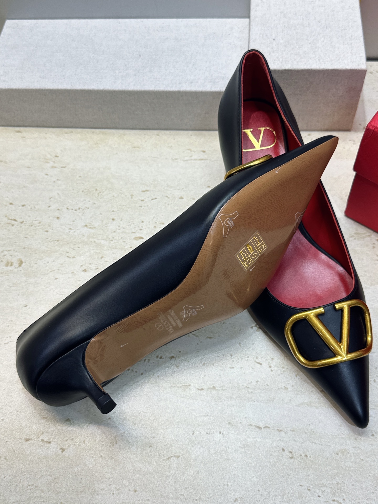 (配全套飞机盒) 顶级版 Valentino 春夏经典款时尚气质女鞋 华伦天奴字母logo五金扣低跟尖头单鞋 材质:鞋面 (配全套飞机盒) 顶级版 Valentino 春夏经典款时尚气质女鞋 华伦天奴字母logo五金扣低跟尖头单鞋 材质:鞋面