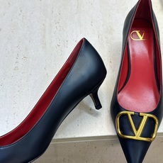 (配全套飞机盒) 顶级版 Valentino 春夏经典款时尚气质女鞋 华伦天奴字母logo五金扣低跟尖头单鞋 材质:鞋面 (配全套飞机盒) 顶级版 Valentino 春夏经典款时尚气质女鞋 华伦天奴字母logo五金扣低跟尖头单鞋 材质:鞋面