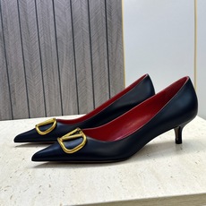 (配全套飞机盒) 顶级版 Valentino 春夏经典款时尚气质女鞋 华伦天奴字母logo五金扣低跟尖头单鞋 材质:鞋面 (配全套飞机盒) 顶级版 Valentino 春夏经典款时尚气质女鞋 华伦天奴字母logo五金扣低跟尖头单鞋 材质:鞋面