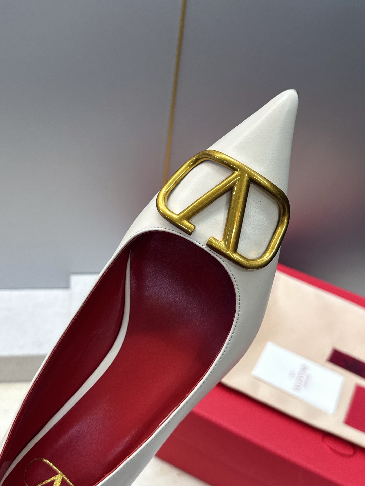 (配全套飞机盒) 顶级版 Valentino 春夏经典款时尚气质女鞋 华伦天奴字母logo五金扣低跟尖头单鞋 材质:鞋面 (配全套飞机盒) 顶级版 Valentino 春夏经典款时尚气质女鞋 华伦天奴字母logo五金扣低跟尖头单鞋 材质:鞋面