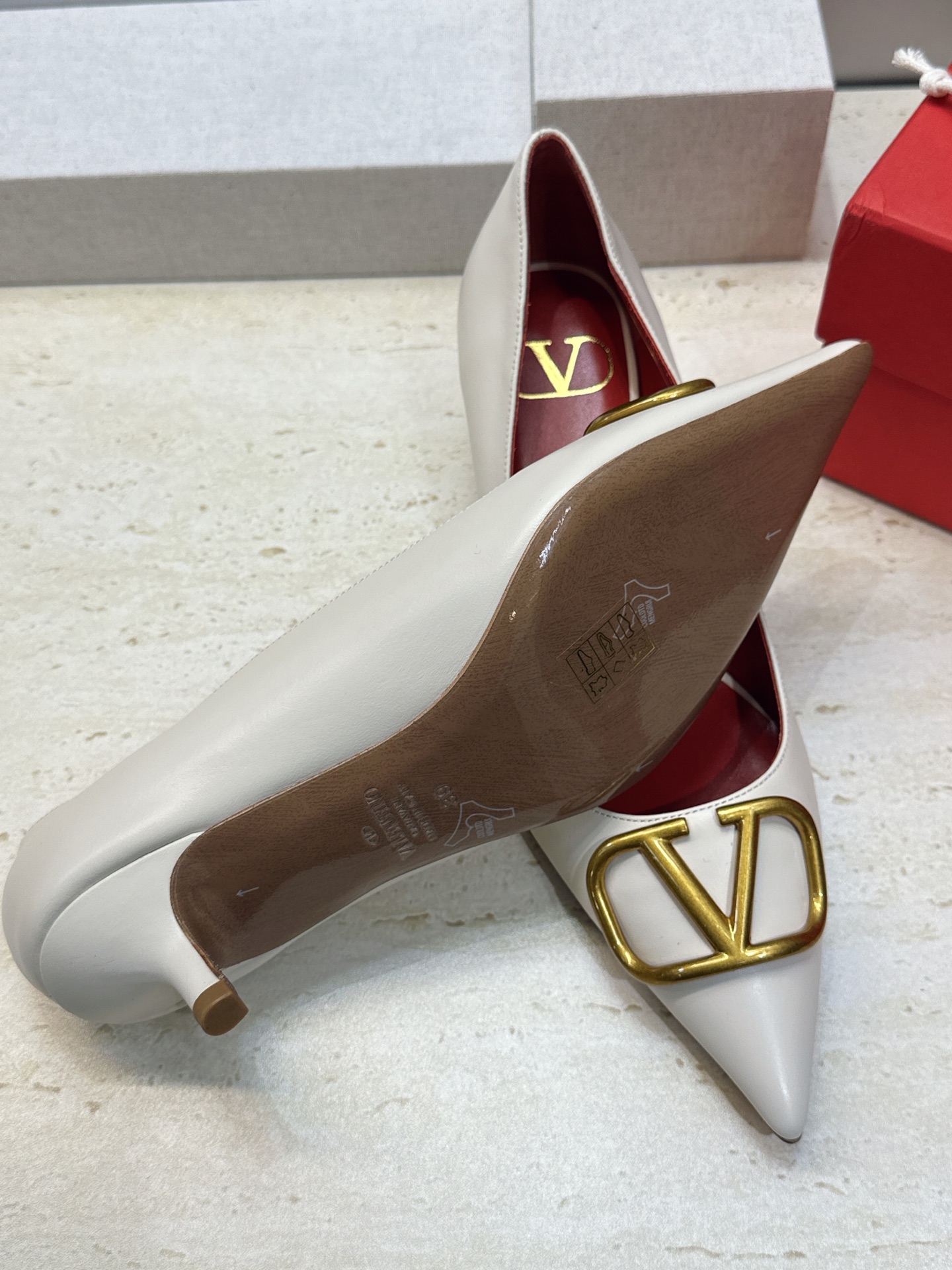 (配全套飞机盒) 顶级版 Valentino 春夏经典款时尚气质女鞋 华伦天奴字母logo五金扣低跟尖头单鞋 材质:鞋面 (配全套飞机盒) 顶级版 Valentino 春夏经典款时尚气质女鞋 华伦天奴字母logo五金扣低跟尖头单鞋 材质:鞋面