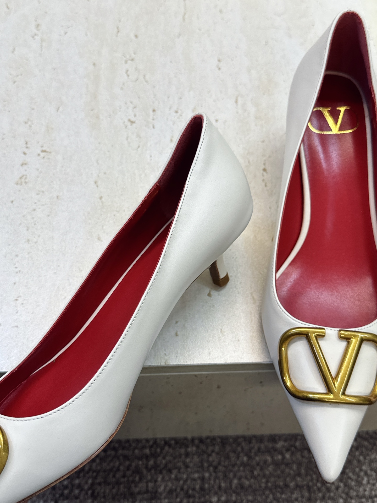 (配全套飞机盒) 顶级版 Valentino 春夏经典款时尚气质女鞋 华伦天奴字母logo五金扣低跟尖头单鞋 材质:鞋面 (配全套飞机盒) 顶级版 Valentino 春夏经典款时尚气质女鞋 华伦天奴字母logo五金扣低跟尖头单鞋 材质:鞋面