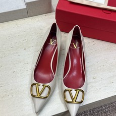(配全套飞机盒) 顶级版 Valentino 春夏经典款时尚气质女鞋 华伦天奴字母logo五金扣低跟尖头单鞋 材质:鞋面 (配全套飞机盒) 顶级版 Valentino 春夏经典款时尚气质女鞋 华伦天奴字母logo五金扣低跟尖头单鞋 材质:鞋面