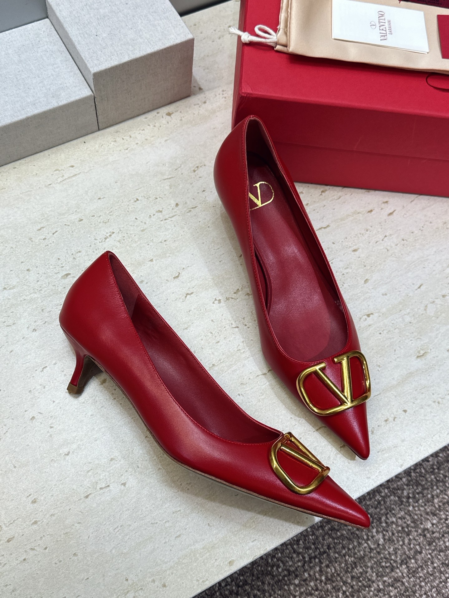 (配全套飞机盒) 顶级版 Valentino 春夏经典款时尚气质女鞋 华伦天奴字母logo五金扣低跟尖头单鞋 材质:鞋面 (配全套飞机盒) 顶级版 Valentino 春夏经典款时尚气质女鞋 华伦天奴字母logo五金扣低跟尖头单鞋 材质:鞋面