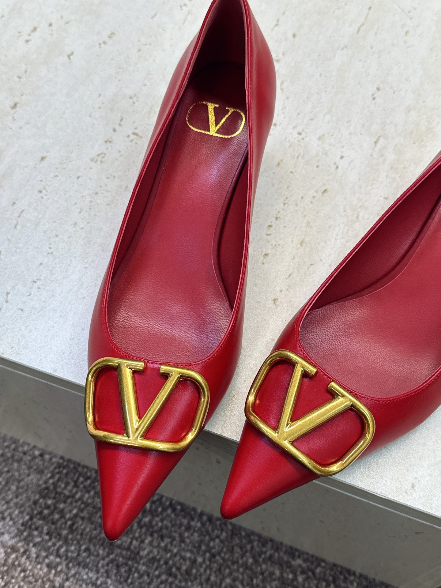 (配全套飞机盒) 顶级版 Valentino 春夏经典款时尚气质女鞋 华伦天奴字母logo五金扣低跟尖头单鞋 材质:鞋面 (配全套飞机盒) 顶级版 Valentino 春夏经典款时尚气质女鞋 华伦天奴字母logo五金扣低跟尖头单鞋 材质:鞋面