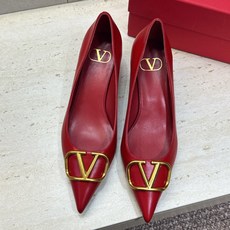 (配全套飞机盒) 顶级版 Valentino 春夏经典款时尚气质女鞋 华伦天奴字母logo五金扣低跟尖头单鞋 材质:鞋面 (配全套飞机盒) 顶级版 Valentino 春夏经典款时尚气质女鞋 华伦天奴字母logo五金扣低跟尖头单鞋 材质:鞋面