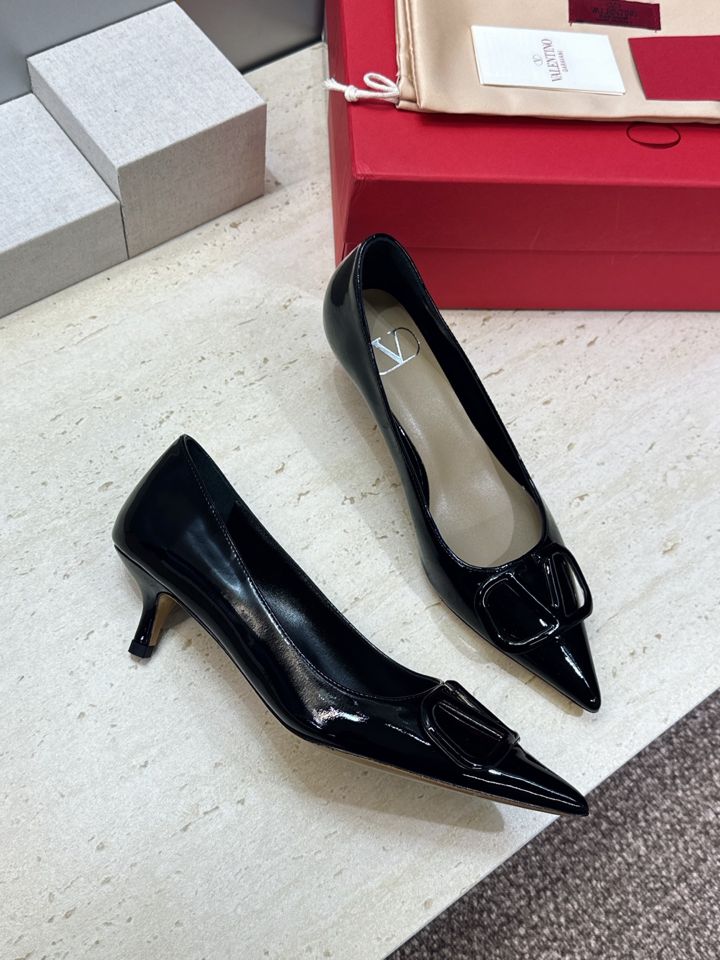 (配全套飞机盒) 顶级版 Valentino 春夏经典款时尚气质女鞋 华伦天奴字母logo五金扣低跟尖头单鞋 材质:鞋面 (配全套飞机盒) 顶级版 Valentino 春夏经典款时尚气质女鞋 华伦天奴字母logo五金扣低跟尖头单鞋 材质:鞋面