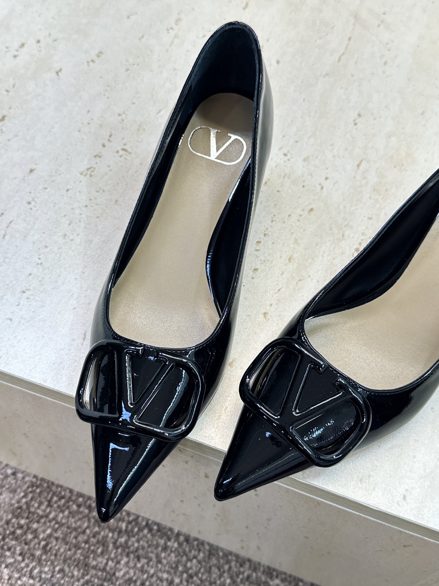 (配全套飞机盒) 顶级版 Valentino 春夏经典款时尚气质女鞋 华伦天奴字母logo五金扣低跟尖头单鞋 材质:鞋面 (配全套飞机盒) 顶级版 Valentino 春夏经典款时尚气质女鞋 华伦天奴字母logo五金扣低跟尖头单鞋 材质:鞋面