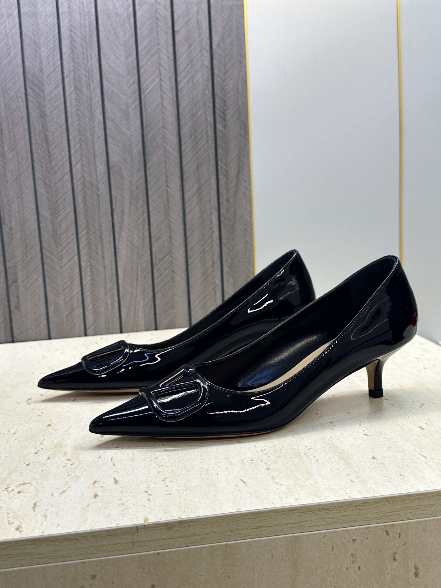(配全套飞机盒) 顶级版 Valentino 春夏经典款时尚气质女鞋 华伦天奴字母logo五金扣低跟尖头单鞋 材质:鞋面 (配全套飞机盒) 顶级版 Valentino 春夏经典款时尚气质女鞋 华伦天奴字母logo五金扣低跟尖头单鞋 材质:鞋面