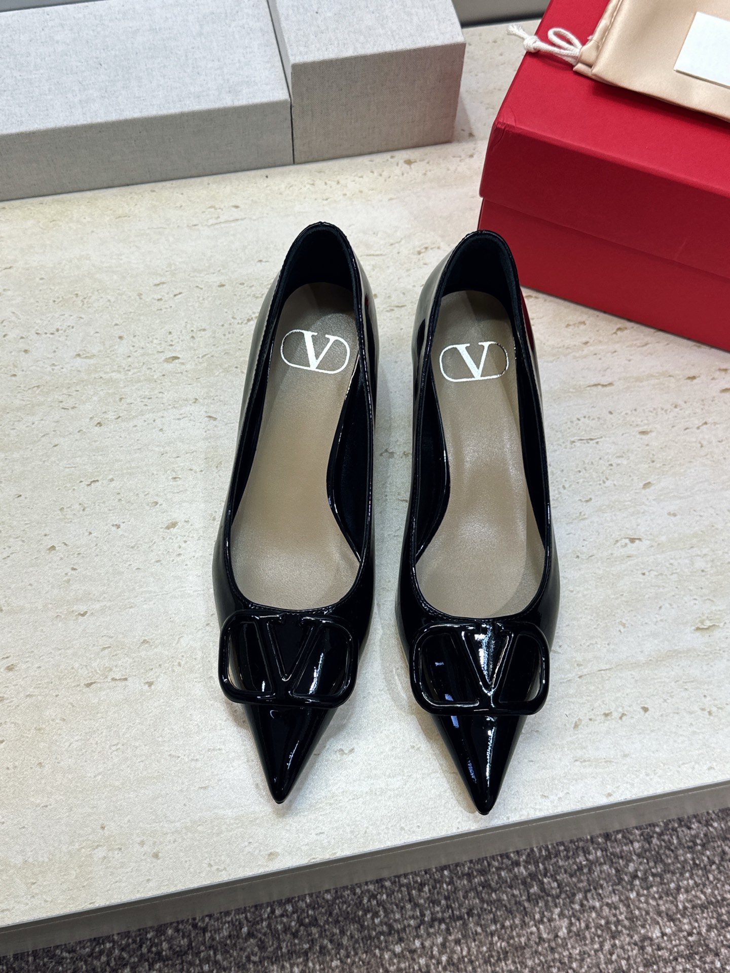(配全套飞机盒) 顶级版 Valentino 春夏经典款时尚气质女鞋 华伦天奴字母logo五金扣低跟尖头单鞋 材质:鞋面 (配全套飞机盒) 顶级版 Valentino 春夏经典款时尚气质女鞋 华伦天奴字母logo五金扣低跟尖头单鞋 材质:鞋面