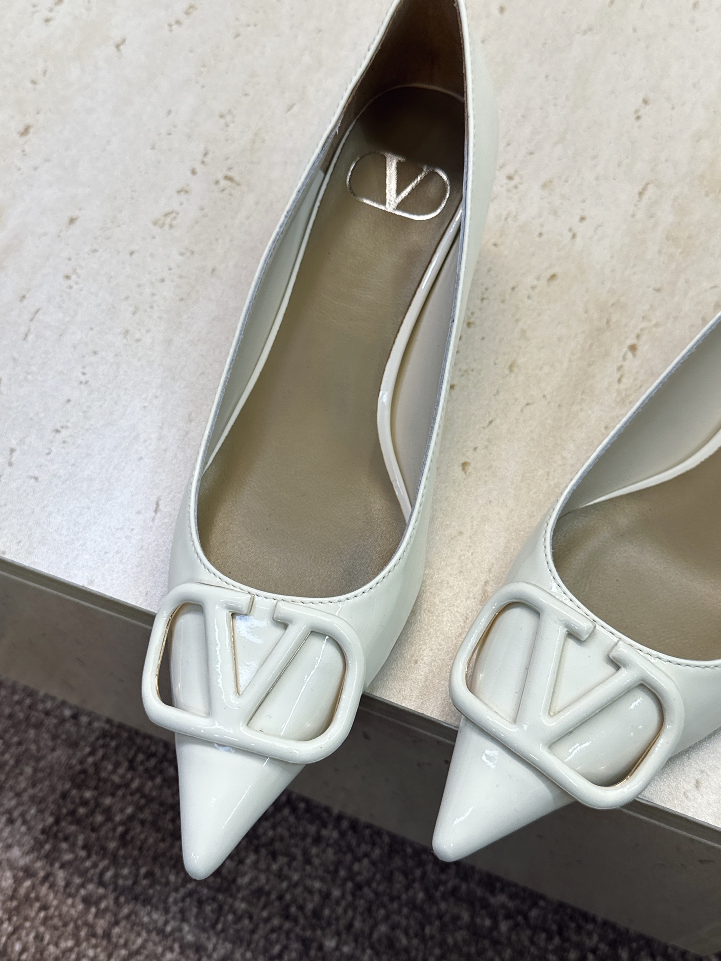 (配全套飞机盒) 顶级版 Valentino 春夏经典款时尚气质女鞋 华伦天奴字母logo五金扣低跟尖头单鞋 材质:鞋面 (配全套飞机盒) 顶级版 Valentino 春夏经典款时尚气质女鞋 华伦天奴字母logo五金扣低跟尖头单鞋 材质:鞋面