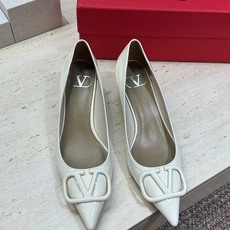 (配全套飞机盒) 顶级版 Valentino 春夏经典款时尚气质女鞋 华伦天奴字母logo五金扣低跟尖头单鞋 材质:鞋面 (配全套飞机盒) 顶级版 Valentino 春夏经典款时尚气质女鞋 华伦天奴字母logo五金扣低跟尖头单鞋 材质:鞋面