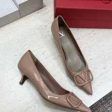 (配全套飞机盒) 顶级版 Valentino 春夏经典款时尚气质女鞋 华伦天奴字母logo五金扣低跟尖头单鞋 材质:鞋面 (配全套飞机盒) 顶级版 Valentino 春夏经典款时尚气质女鞋 华伦天奴字母logo五金扣低跟尖头单鞋 材质:鞋面
