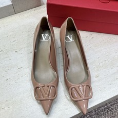 (配全套飞机盒) 顶级版 Valentino 春夏经典款时尚气质女鞋 华伦天奴字母logo五金扣低跟尖头单鞋 材质:鞋面 (配全套飞机盒) 顶级版 Valentino 春夏经典款时尚气质女鞋 华伦天奴字母logo五金扣低跟尖头单鞋 材质:鞋面