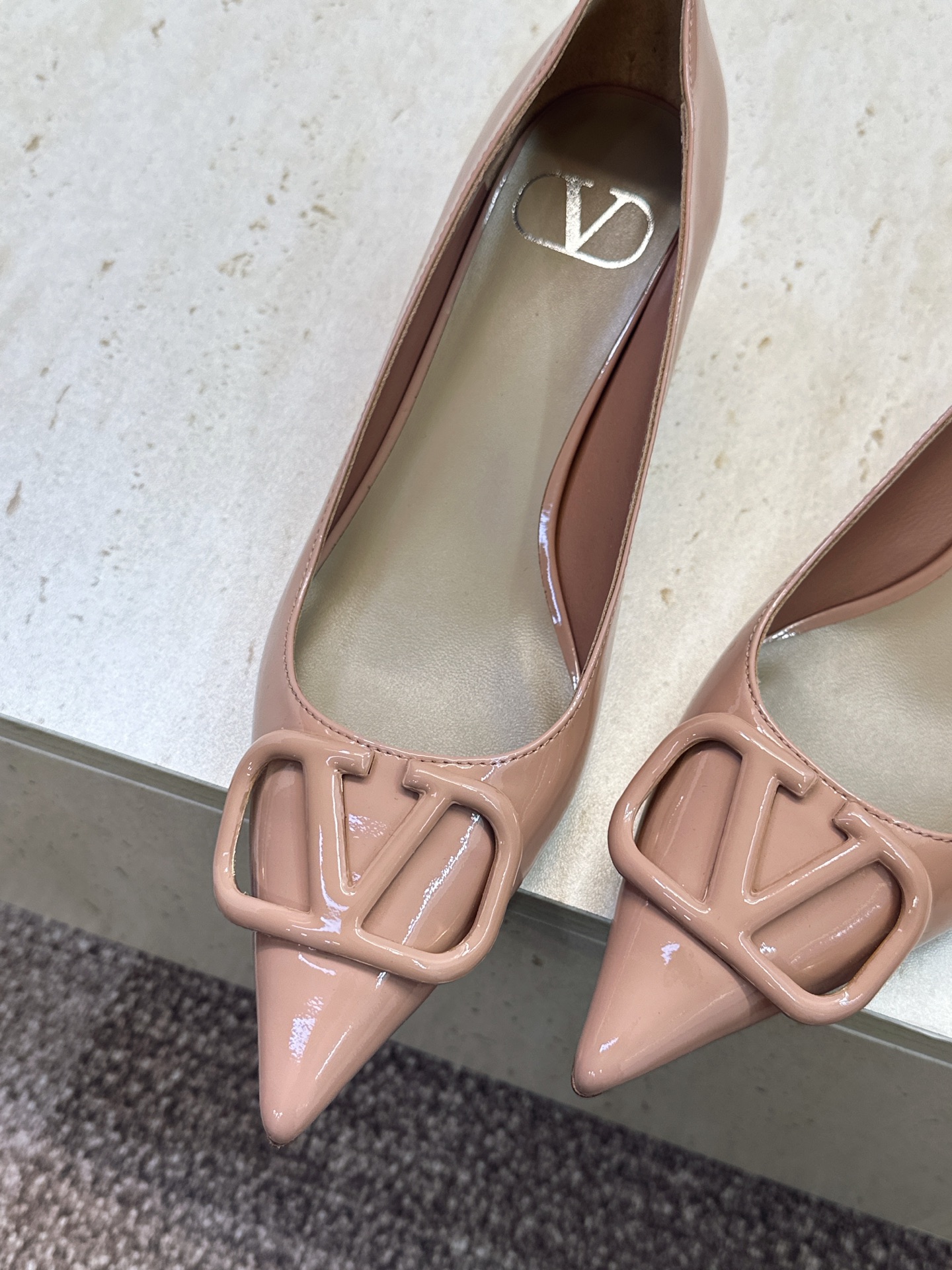 (配全套飞机盒) 顶级版 Valentino 春夏经典款时尚气质女鞋 华伦天奴字母logo五金扣低跟尖头单鞋 材质:鞋面 (配全套飞机盒) 顶级版 Valentino 春夏经典款时尚气质女鞋 华伦天奴字母logo五金扣低跟尖头单鞋 材质:鞋面