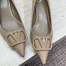 (配全套飞机盒) 顶级版 Valentino 春夏经典款时尚气质女鞋 华伦天奴字母logo五金扣低跟尖头单鞋 材质:鞋面 (配全套飞机盒) 顶级版 Valentino 春夏经典款时尚气质女鞋 华伦天奴字母logo五金扣低跟尖头单鞋 材质:鞋面