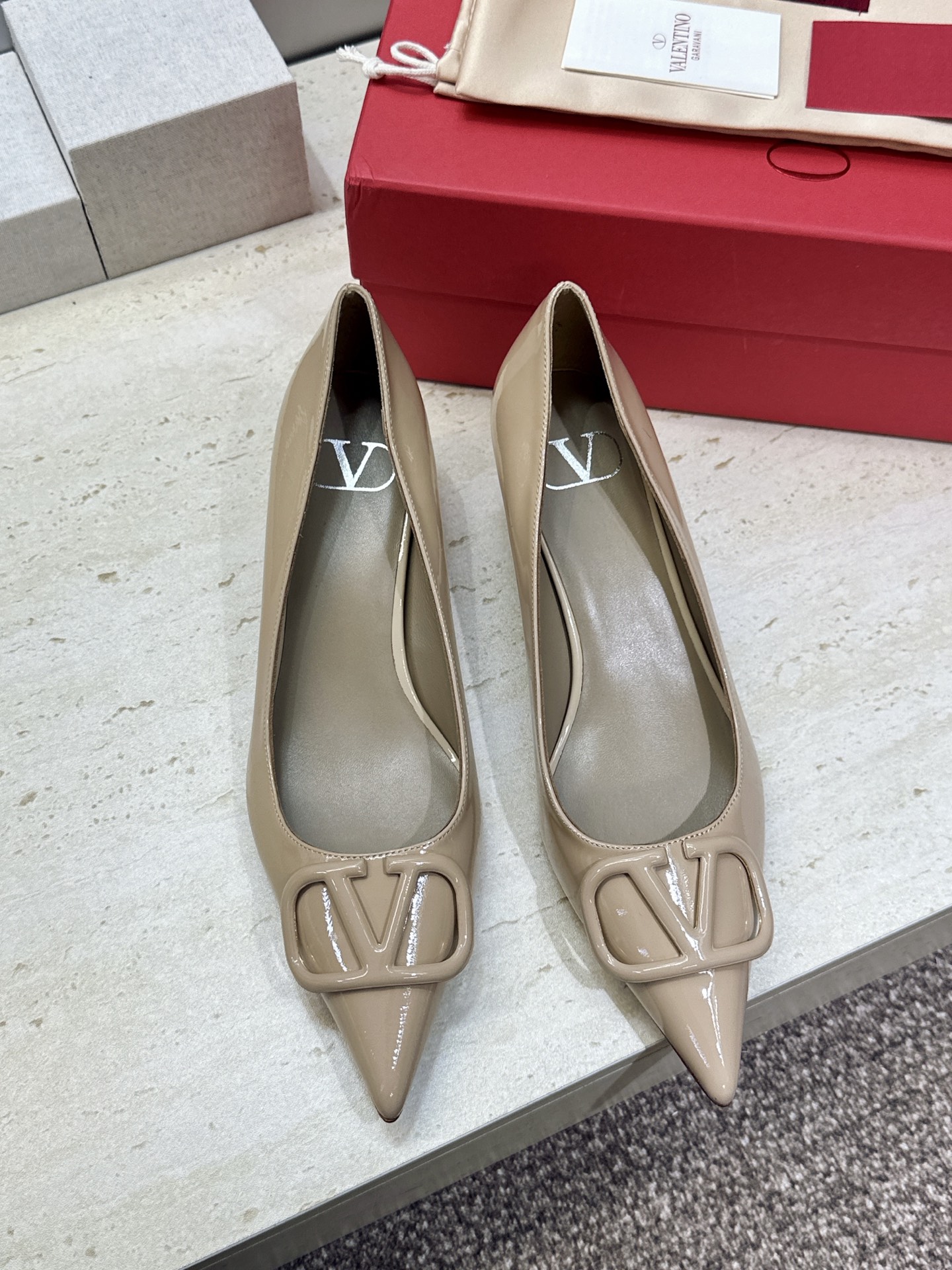 (配全套飞机盒) 顶级版 Valentino 春夏经典款时尚气质女鞋 华伦天奴字母logo五金扣低跟尖头单鞋 材质:鞋面 (配全套飞机盒) 顶级版 Valentino 春夏经典款时尚气质女鞋 华伦天奴字母logo五金扣低跟尖头单鞋 材质:鞋面