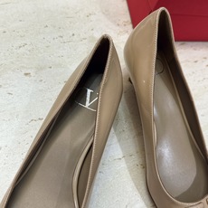 (配全套飞机盒) 顶级版 Valentino 春夏经典款时尚气质女鞋 华伦天奴字母logo五金扣低跟尖头单鞋 材质:鞋面 (配全套飞机盒) 顶级版 Valentino 春夏经典款时尚气质女鞋 华伦天奴字母logo五金扣低跟尖头单鞋 材质:鞋面