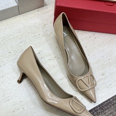 (配全套飞机盒) 顶级版 Valentino 春夏经典款时尚气质女鞋 华伦天奴字母logo五金扣低跟尖头单鞋 材质:鞋面 (配全套飞机盒) 顶级版 Valentino 春夏经典款时尚气质女鞋 华伦天奴字母logo五金扣低跟尖头单鞋 材质:鞋面