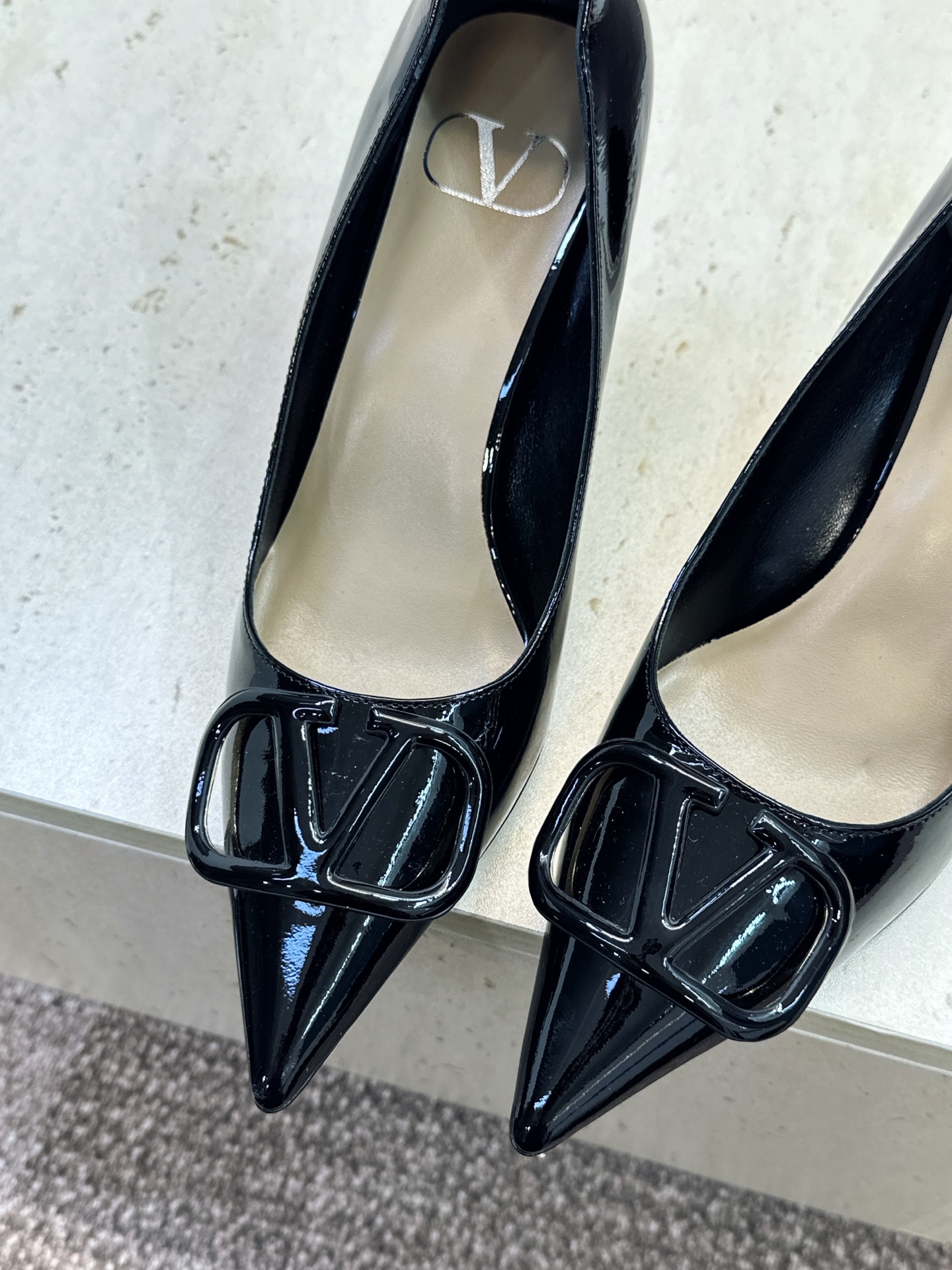 (配全套飞机盒) 顶级版 Valentino 春夏经典款时尚气质女鞋 华伦天奴字母logo五金扣高跟尖头单鞋 材质:鞋面 (配全套飞机盒) 顶级版 Valentino 春夏经典款时尚气质女鞋 华伦天奴字母logo五金扣高跟尖头单鞋 材质:鞋面