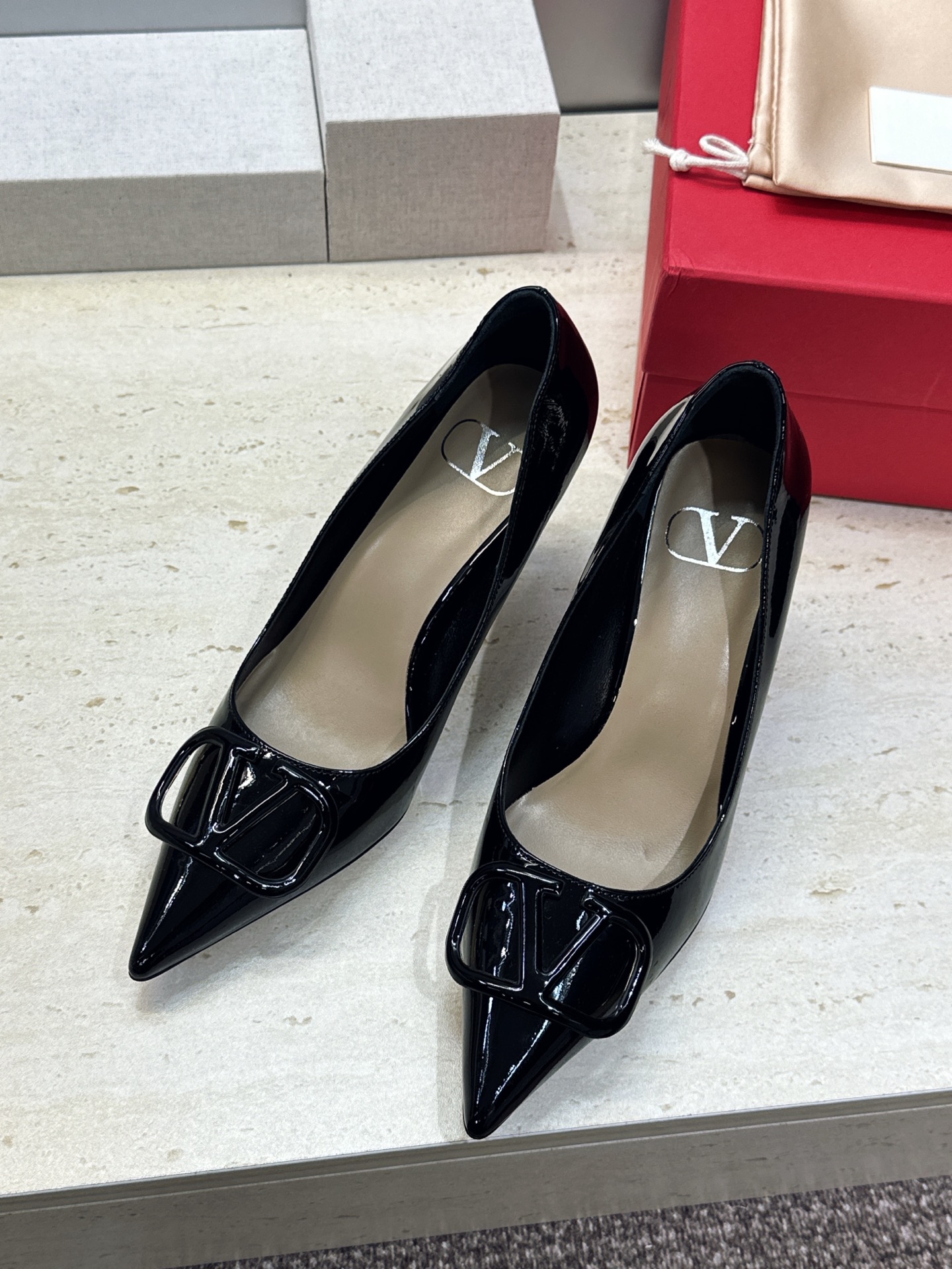 (配全套飞机盒) 顶级版 Valentino 春夏经典款时尚气质女鞋 华伦天奴字母logo五金扣高跟尖头单鞋 材质:鞋面 (配全套飞机盒) 顶级版 Valentino 春夏经典款时尚气质女鞋 华伦天奴字母logo五金扣高跟尖头单鞋 材质:鞋面
