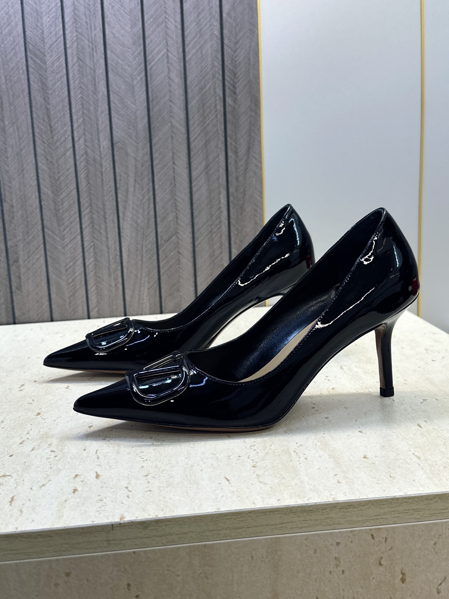 (配全套飞机盒) 顶级版 Valentino 春夏经典款时尚气质女鞋 华伦天奴字母logo五金扣高跟尖头单鞋 材质:鞋面 (配全套飞机盒) 顶级版 Valentino 春夏经典款时尚气质女鞋 华伦天奴字母logo五金扣高跟尖头单鞋 材质:鞋面