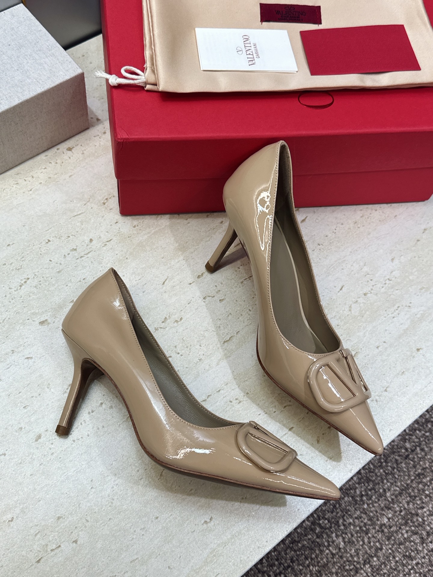 (配全套飞机盒) 顶级版 Valentino 春夏经典款时尚气质女鞋 华伦天奴字母logo五金扣高跟尖头单鞋 材质:鞋面 (配全套飞机盒) 顶级版 Valentino 春夏经典款时尚气质女鞋 华伦天奴字母logo五金扣高跟尖头单鞋 材质:鞋面