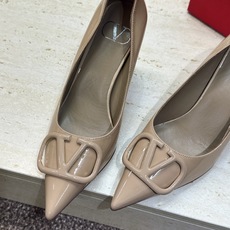 (配全套飞机盒) 顶级版 Valentino 春夏经典款时尚气质女鞋 华伦天奴字母logo五金扣高跟尖头单鞋 材质:鞋面 (配全套飞机盒) 顶级版 Valentino 春夏经典款时尚气质女鞋 华伦天奴字母logo五金扣高跟尖头单鞋 材质:鞋面