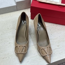 (配全套飞机盒) 顶级版 Valentino 春夏经典款时尚气质女鞋 华伦天奴字母logo五金扣高跟尖头单鞋 材质:鞋面 (配全套飞机盒) 顶级版 Valentino 春夏经典款时尚气质女鞋 华伦天奴字母logo五金扣高跟尖头单鞋 材质:鞋面