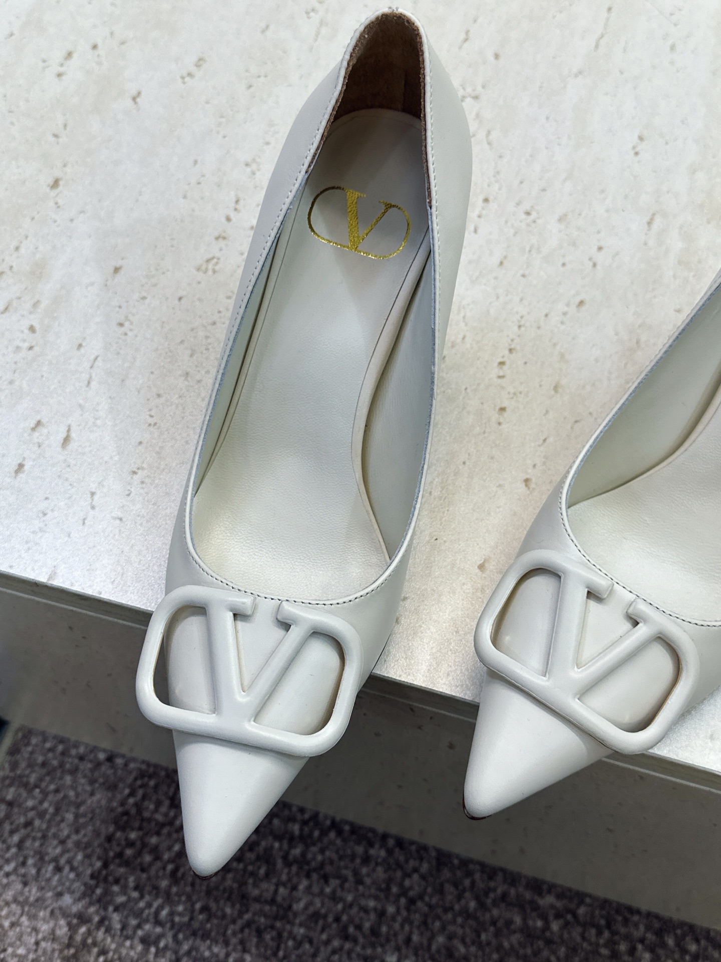 (配全套飞机盒) 顶级版 Valentino 春夏经典款时尚气质女鞋 华伦天奴字母logo五金扣高跟尖头单鞋 材质:鞋面 (配全套飞机盒) 顶级版 Valentino 春夏经典款时尚气质女鞋 华伦天奴字母logo五金扣高跟尖头单鞋 材质:鞋面