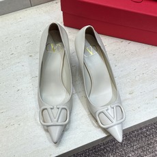 (配全套飞机盒) 顶级版 Valentino 春夏经典款时尚气质女鞋 华伦天奴字母logo五金扣高跟尖头单鞋 材质:鞋面 (配全套飞机盒) 顶级版 Valentino 春夏经典款时尚气质女鞋 华伦天奴字母logo五金扣高跟尖头单鞋 材质:鞋面