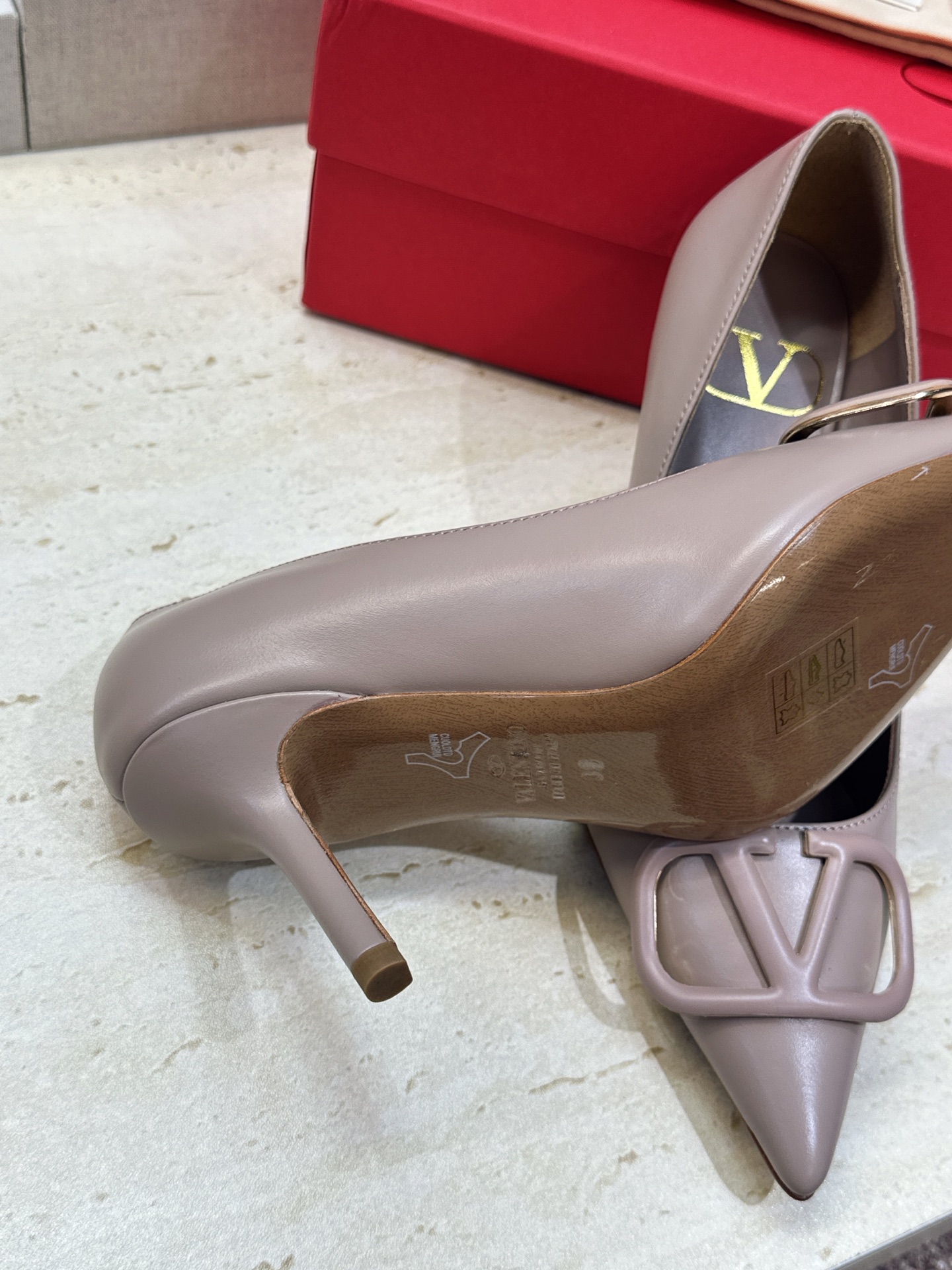 (配全套飞机盒) 顶级版 Valentino 春夏经典款时尚气质女鞋 华伦天奴字母logo五金扣高跟尖头单鞋 材质:鞋面 (配全套飞机盒) 顶级版 Valentino 春夏经典款时尚气质女鞋 华伦天奴字母logo五金扣高跟尖头单鞋 材质:鞋面