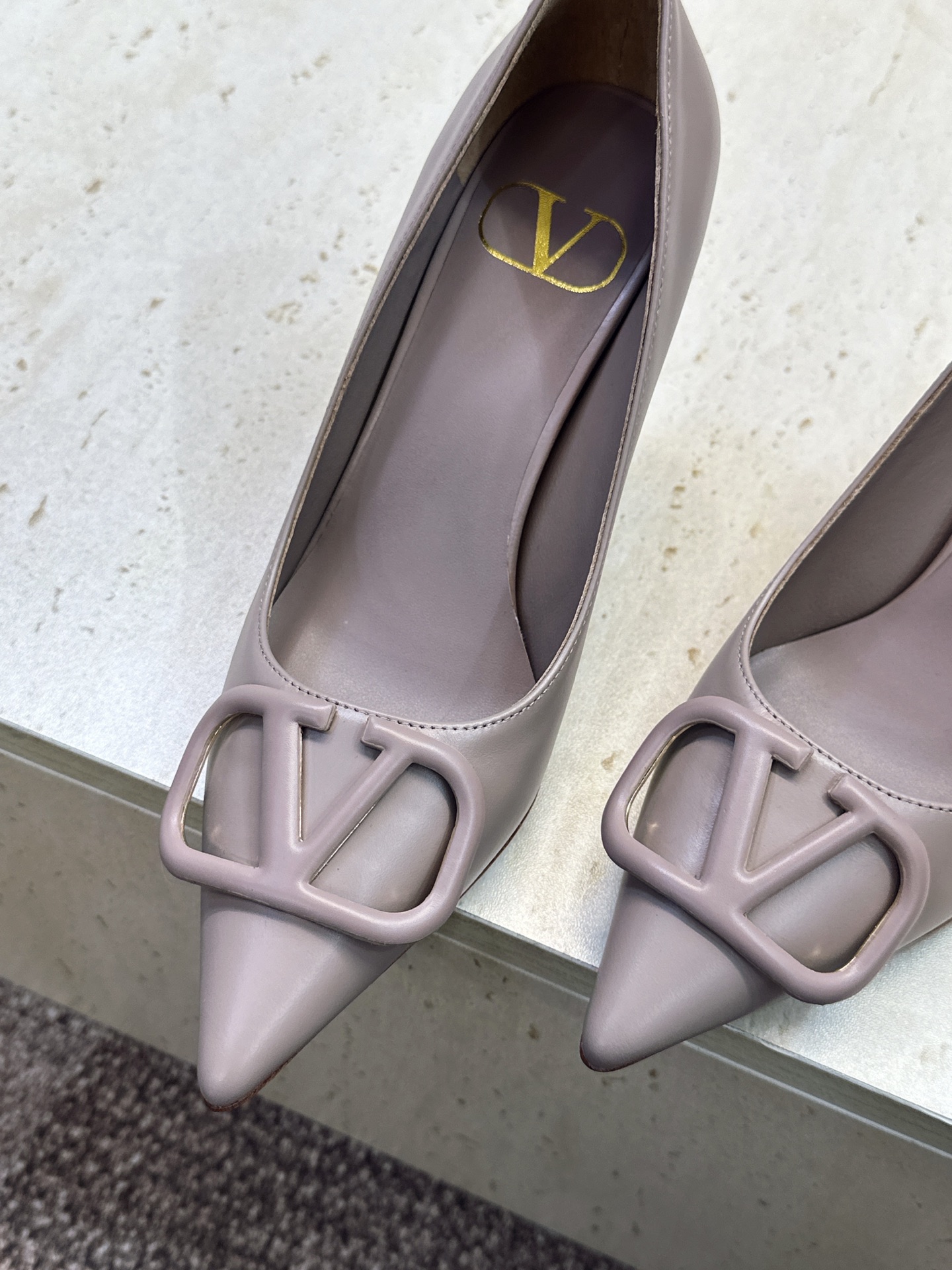 (配全套飞机盒) 顶级版 Valentino 春夏经典款时尚气质女鞋 华伦天奴字母logo五金扣高跟尖头单鞋 材质:鞋面 (配全套飞机盒) 顶级版 Valentino 春夏经典款时尚气质女鞋 华伦天奴字母logo五金扣高跟尖头单鞋 材质:鞋面