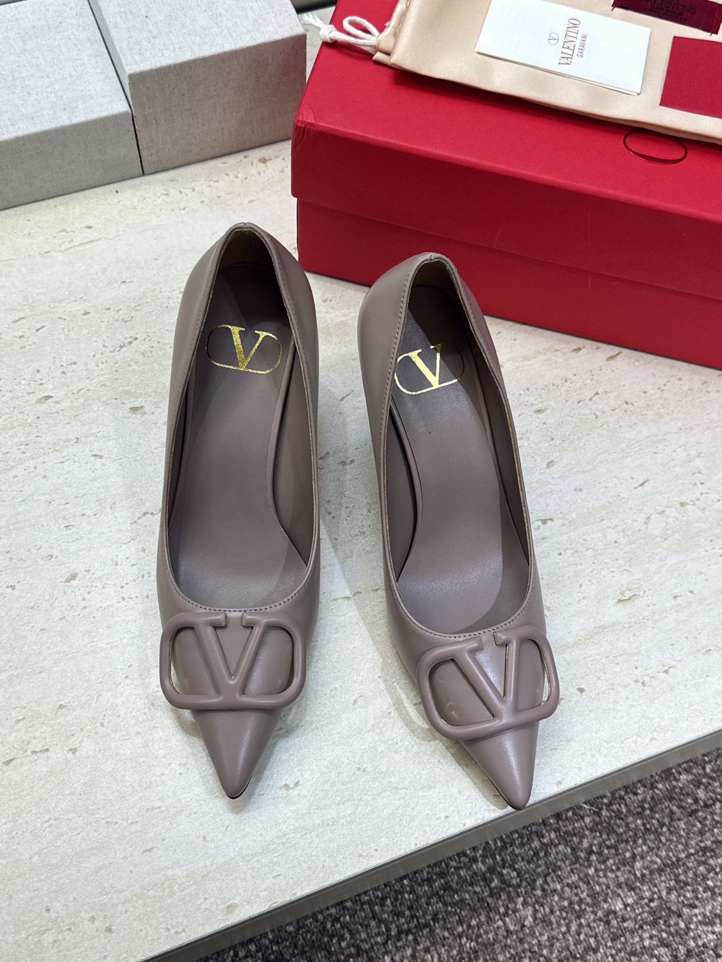 (配全套飞机盒) 顶级版 Valentino 春夏经典款时尚气质女鞋 华伦天奴字母logo五金扣高跟尖头单鞋 材质:鞋面 (配全套飞机盒) 顶级版 Valentino 春夏经典款时尚气质女鞋 华伦天奴字母logo五金扣高跟尖头单鞋 材质:鞋面