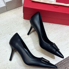 (配全套飞机盒) 顶级版 Valentino 春夏经典款时尚气质女鞋 华伦天奴字母logo五金扣高跟尖头单鞋 材质:鞋面 (配全套飞机盒) 顶级版 Valentino 春夏经典款时尚气质女鞋 华伦天奴字母logo五金扣高跟尖头单鞋 材质:鞋面