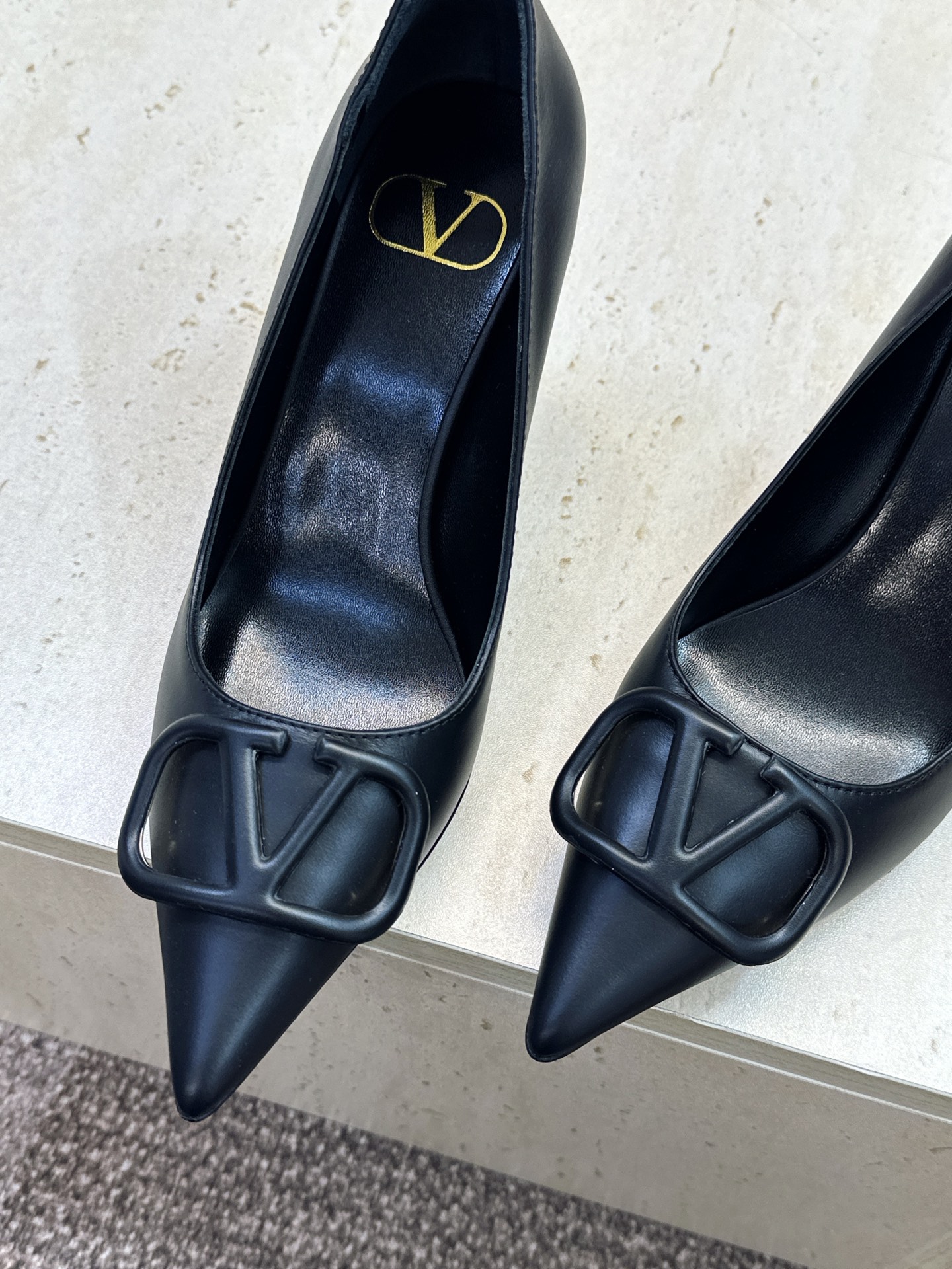 (配全套飞机盒) 顶级版 Valentino 春夏经典款时尚气质女鞋 华伦天奴字母logo五金扣高跟尖头单鞋 材质:鞋面 (配全套飞机盒) 顶级版 Valentino 春夏经典款时尚气质女鞋 华伦天奴字母logo五金扣高跟尖头单鞋 材质:鞋面