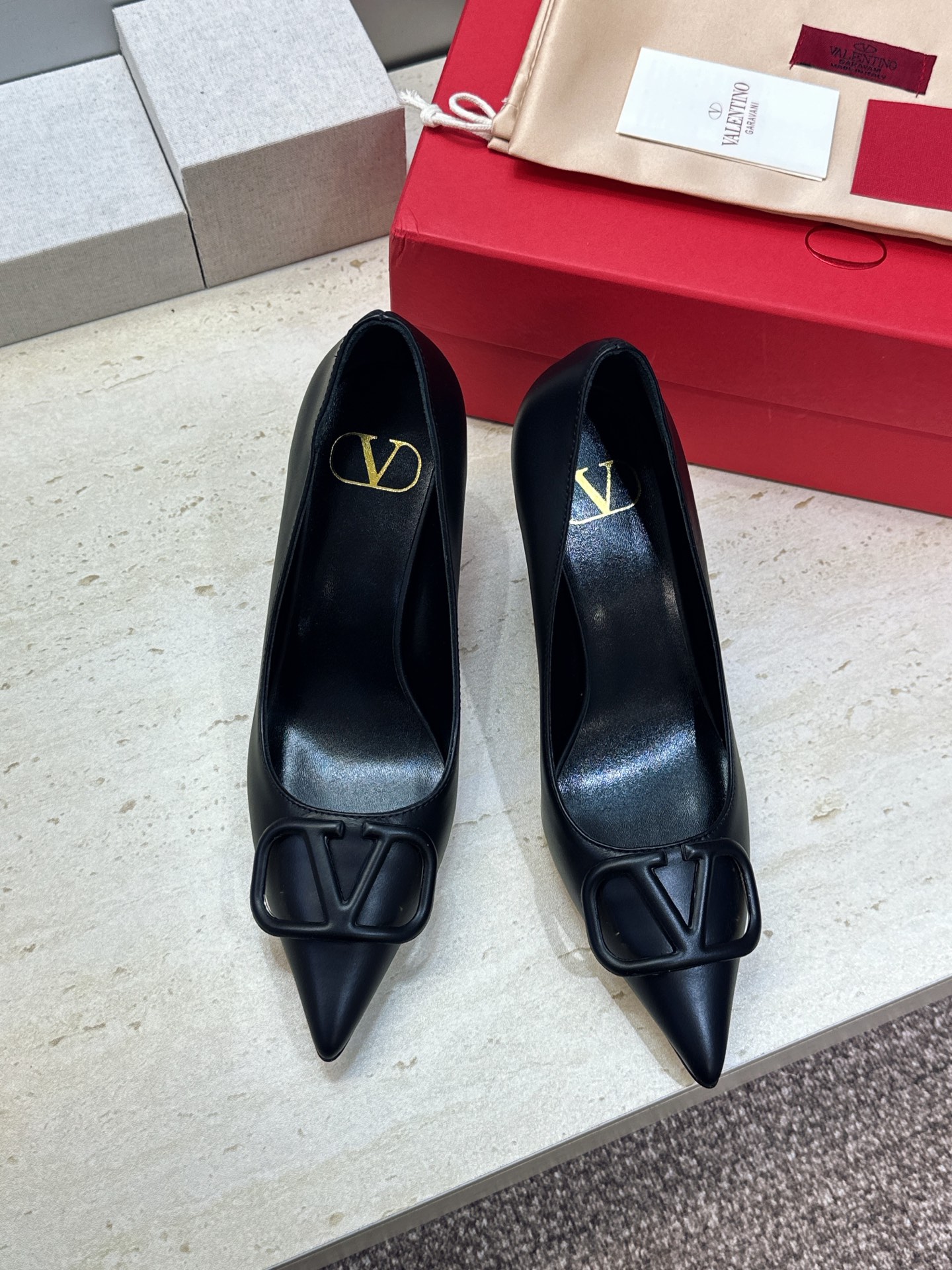 (配全套飞机盒) 顶级版 Valentino 春夏经典款时尚气质女鞋 华伦天奴字母logo五金扣高跟尖头单鞋 材质:鞋面 (配全套飞机盒) 顶级版 Valentino 春夏经典款时尚气质女鞋 华伦天奴字母logo五金扣高跟尖头单鞋 材质:鞋面