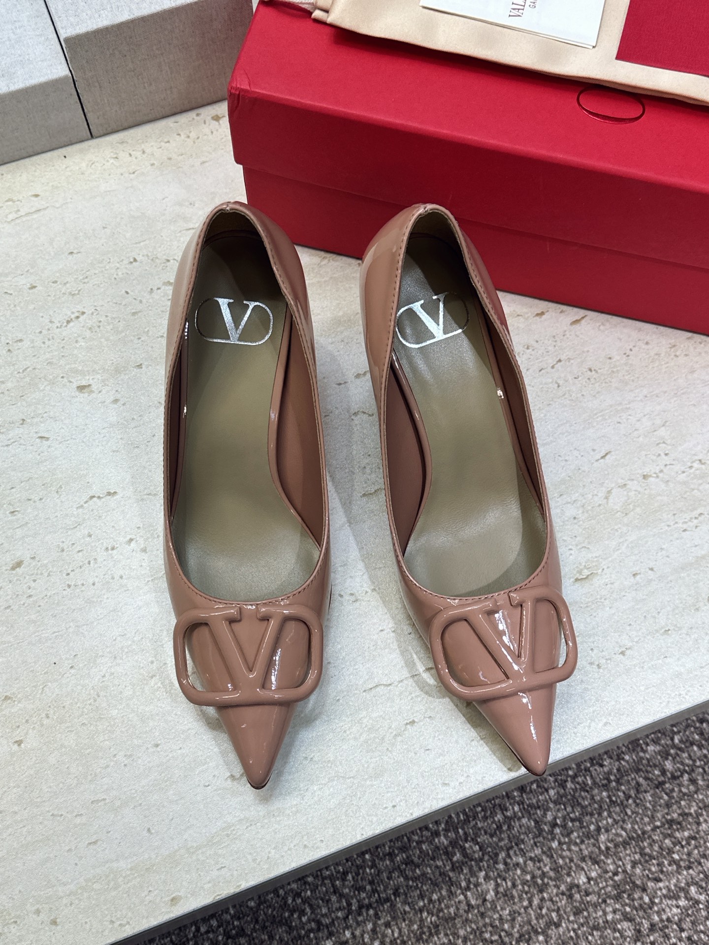 (配全套飞机盒) 顶级版 Valentino 春夏经典款时尚气质女鞋 华伦天奴字母logo五金扣高跟尖头单鞋 材质：鞋面